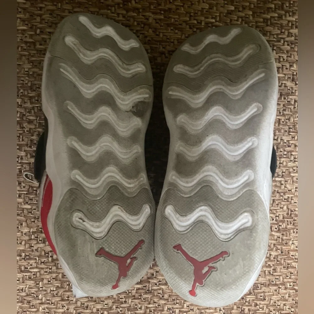 Jordan Boys 23-7 sneakers, size 3. - Picture 3 of 4